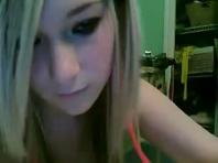 Webcam captures blond hairbrush bate