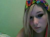 Webcam captures blond hairbrush bate